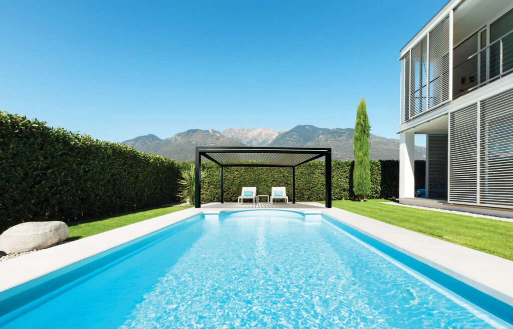 Pergola tarasowa przy basenie w ogrodzie
