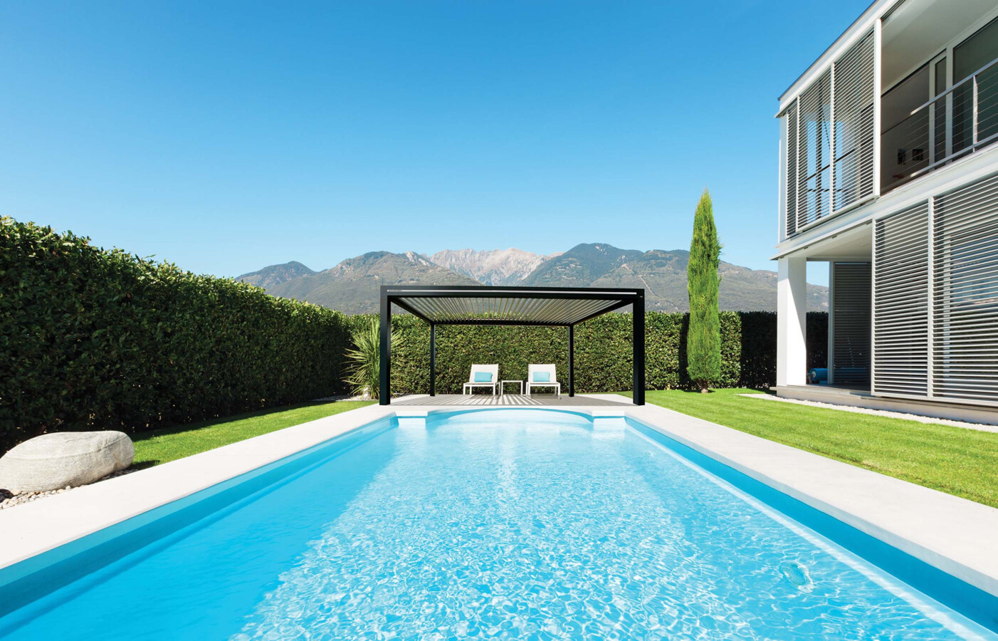 Pergola tarasowa przy basenie w ogrodzie