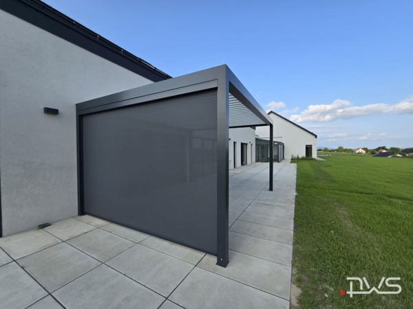 Pergola bioklimatyczna z regulowanymi lamelami dachowymi