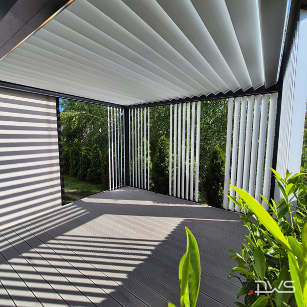Pergola tarasowa z boczną osłoną lameli