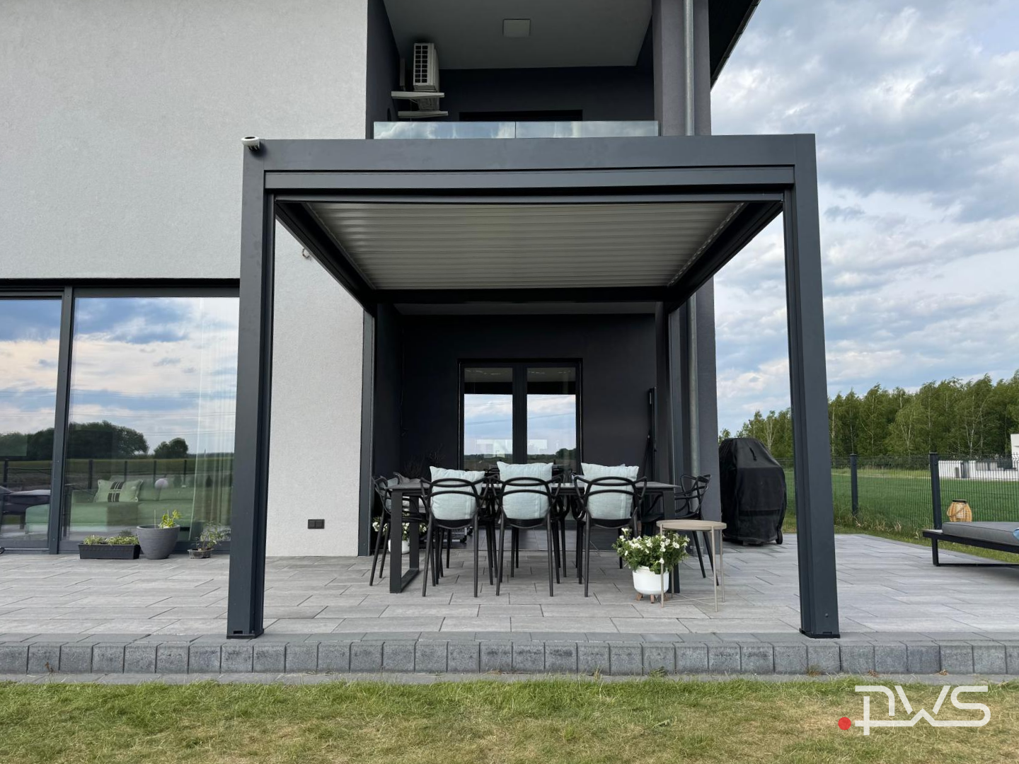 Nowoczesna pergola tarasowa przy domu